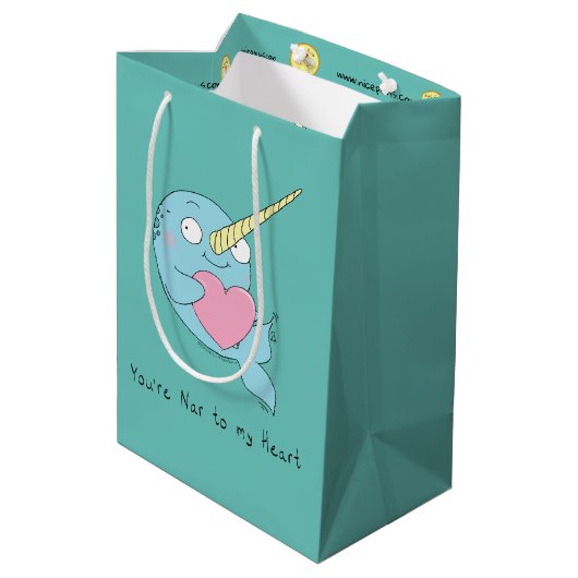 Narwhal Hugging Heart Valentine's Day Geschenktasc Mittlere Geschenktüte (Rückseite Schrägansicht)