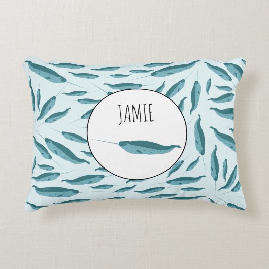 Narwhal im Muster des blauen Ozeans Dekokissen (Vorderseite)