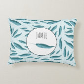 Narwhal im Muster des blauen Ozeans Dekokissen (Rückseite)