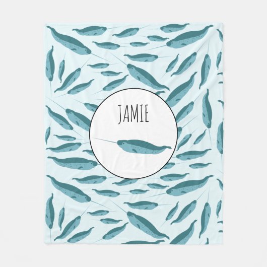 Narwhal im Muster des blauen Ozeans Fleecedecke (Vorderseite)