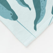 Narwhal im Muster des blauen Ozeans Fleecedecke (Ecke)