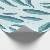 Narwhal im Muster des blauen Ozeans Geschenkpapier (Ecke)