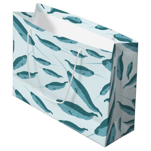 Narwhal im Muster des blauen Ozeans Große Geschenktüte (Vorderseite Schrägansicht)