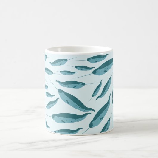 Narwhal im Muster des blauen Ozeans Kaffeetasse (Mittel)