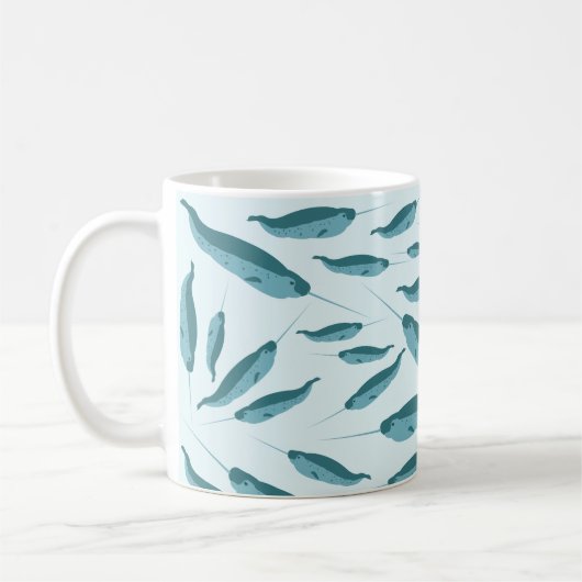 Narwhal im Muster des blauen Ozeans Kaffeetasse (Links)