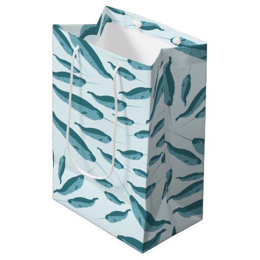 Narwhal im Muster des blauen Ozeans Mittlere Geschenktüte (Vorderseite Schrägansicht)