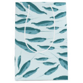 Narwhal im Muster des blauen Ozeans Mittlere Geschenktüte (Vorderseite)