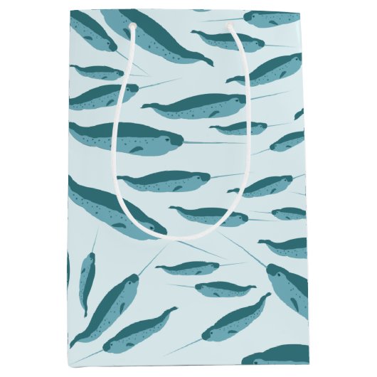 Narwhal im Muster des blauen Ozeans Mittlere Geschenktüte (Vorderseite)