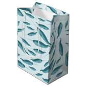 Narwhal im Muster des blauen Ozeans Mittlere Geschenktüte (Rückseite Schrägansicht)