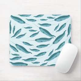Narwhal im Muster des blauen Ozeans Mousepad