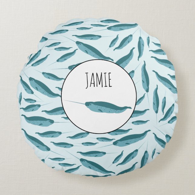 Narwhal im Muster des blauen Ozeans Rundes Kissen (Vorderseite)