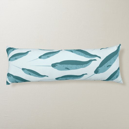 Narwhal im Muster des blauen Ozeans Seitenschläferkissen (Rückseite)