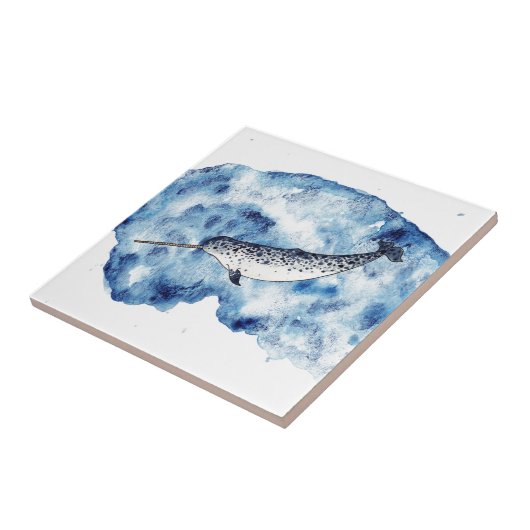 Narwhal in einem Spritzen der Wasserfarbe Fliese (Seite)