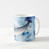 Narwhal in einem Spritzen der Wasserfarbe Kaffeetasse (VorderseiteRechts)