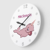 Narwhal Pink | Girly Kawaii Chibi Cartoon Custom Große Wanduhr (Winkel)