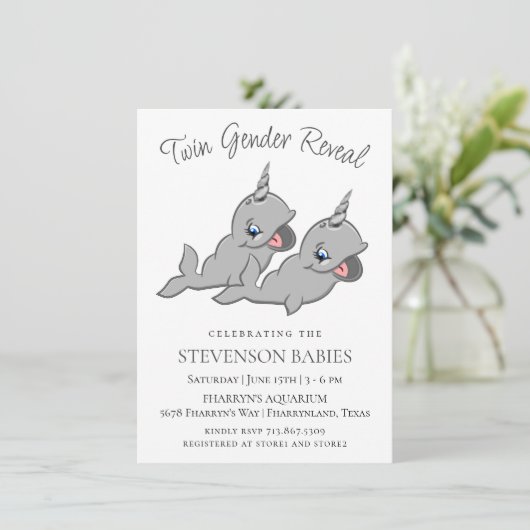 Narwhal Twins | Graue Chibi Cartoon Gender Reveal Einladung (Stehend Vorderseite)