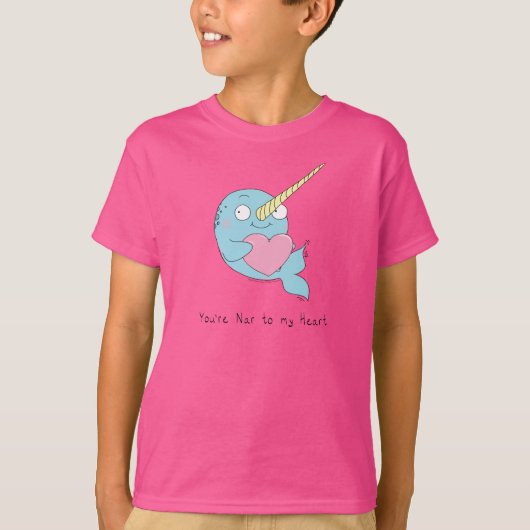 Narwhal umarmt den T - Shirt eines Herzjungen (Vorderseite)