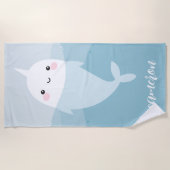 Narwhal und Wellen niedlicher Kawaii Cartoon Strandtuch (Vorderseite)