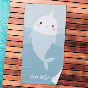 Narwhal und Wellen niedlicher Kawaii Cartoon Strandtuch