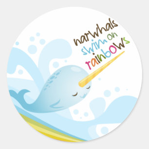 Narwhals Swim auf Rainbows Runder Aufkleber
