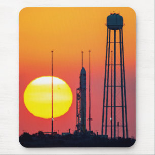 NASA-Antares-Raketenstart bei Sonnenaufgang Mousepad