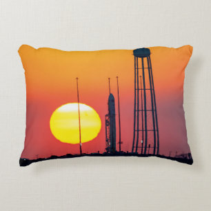 NASA-Antares-Raketenstart bei Sonnenaufgang Zierkissen