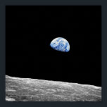 NASA Apollo 8 Earthrise Moon Lunar Orbit Foto Poster<br><div class="desc">Earthrise ist der Name,  der einem Foto der Erde gegeben wird,  das am Weihnachtsabend 1968 während der Apollo-8-Mission aufgenommen wurde,  der ersten bemannten Reise um den Mond. Dieses Bild wurde digital wiederhergestellt und für den Großdruck in der Größe angepasst.</div>