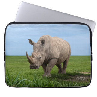 Nashorn auf grünem Hügel Foto-Vergrößerung Laptopschutzhülle