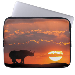 Nashorn bei Sonnenuntergang, Masai Mara, Kenia Laptopschutzhülle