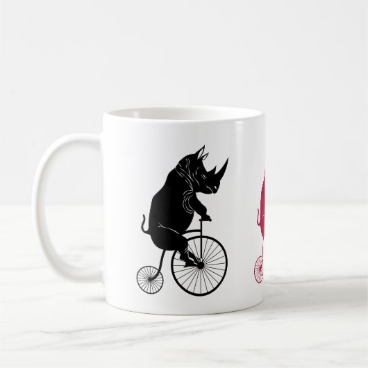Nashorn, das ein altes Mode-Fahrrad reitet Kaffeetasse (Links)