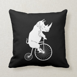 Nashorn, das ein altes Mode-Fahrrad reitet Kissen