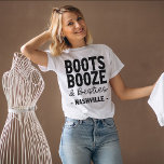 Nashville Bachelorette Boots Boots Booze Besties C T-Shirt<br><div class="desc">Suchen Sie das passende Geschenk für Ihren Junggeselinnen-Abschied? Schauen Sie nicht weiter, als unser Nashville Junggeselinnen-Abschied wird rowdy Custom T - Shirt! Dieses unglaublich witzig Shirt ist perfekt für jedes Mädchen, das ihre bevorstehende Ehe feiert. Das Shirt ist aus hochwertigen Materialien hergestellt und garantiert ein Lächeln im Bachelorette. Dieses Shirt...</div>