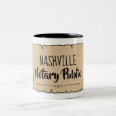 Nashville Notary Public Scroll Feather Quill Zweifarbige Tasse (Mittel)