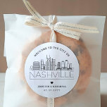 Nashville Skyline | Begrüßung Runder Aufkleber<br><div class="desc">Erweitern Sie Ihre Hochzeitspakete oder Event-Gastgeschenke mit einem individuellen Set von Begrüßungsaufklebern! Diese eleganten, aber minimalistischen Aufkleber sind auf eine Hochzeit in der schönen Stadt Nashville zugeschnitten. Sie verfügen über eine moderne Skyline aus Deko, die den Namen der Stadt trägt und darunter integriert ist. Alle Elemente des Designs, einschließlich der...</div>