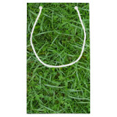 nass grünes Gras und Klee Kleine Geschenktüte (Rückseite)