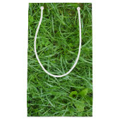 nass grünes Gras und Klee Kleine Geschenktüte (Vorderseite)