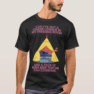 Nasse Bein-Liegestuhl in einem Festivalzelt - Glas T-Shirt