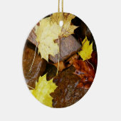 Nasse Blätter und Steine Herbstfotografie Keramik Ornament (Rechts)