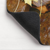 Nasse Blätter und Steine Herbstfotografie Mousepad (Ecke)