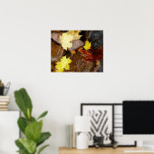 Nasse Blätter und Steine Herbstfotografie Poster (Heimbüro)