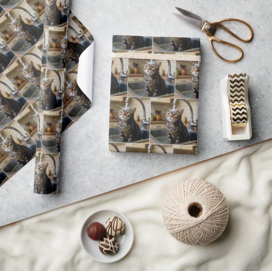 Nasse getigerte Katze sitzt in einer Küchenspüle Geschenkpapier (Kunsthandwerk)