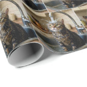 Nasse getigerte Katze sitzt in einer Küchenspüle Geschenkpapier (Rolleneckpunkt)