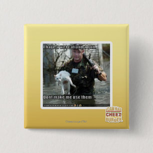 Nasse Katze und Gewehr Button