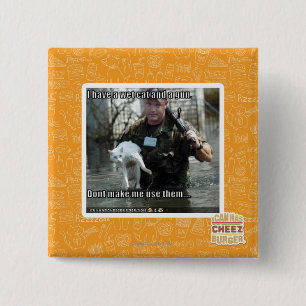 Nasse Katze und Gewehr Button