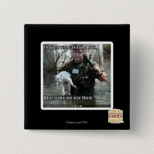 Nasse Katze und Gewehr Button