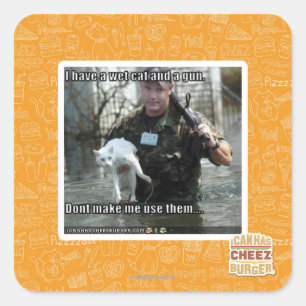 Nasse Katze und Gewehr Quadratischer Aufkleber