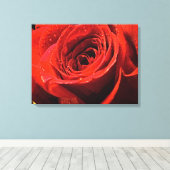 Nasse rote Rose Leinwanddruck (Insitu (Holzboden))