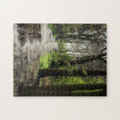 Nasser Regen-Pfützen-Weg im Moos bedeckte Puzzle (Horizontal)