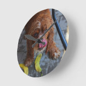 Nasshund mit Banane Runde Wanduhr (Winkel)