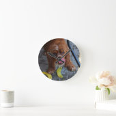 Nasshund mit Banane Runde Wanduhr (Zuhause)